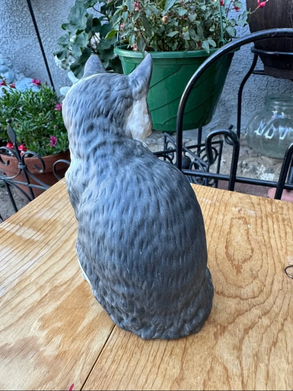Munro 1994 Decorative Gray & White Cat Figurine for Pets Lovers -